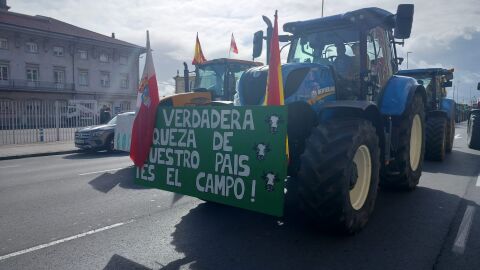 Uno de los tractores participantes en la manifestación de Santander