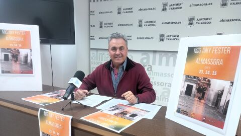 El concejal de Fiestas de Almassora, Arturo Soler, ha presentado la programación del Mig Any Fester. El concejal de Fiestas de Almassora, Arturo Soler, ha presentado la programación del Mig Any Fester.