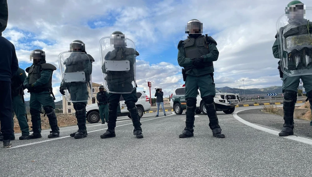 Efectivos de la Guardia Civil en la tractorada de Villena. 