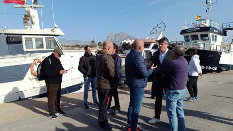 Marcos Zaragoza, alcalde de La Vila, en el puerto reunido con los pescadores Marcos Zaragoza, alcalde de La Vila, en el puerto reunido con los pescadores