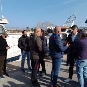 Marcos Zaragoza, alcalde de La Vila, en el puerto reunido con los pescadores