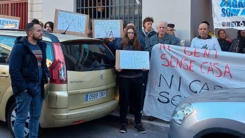 Rafa Mas (a la izquierda) durante un desahucio en el barrio de Carolinas