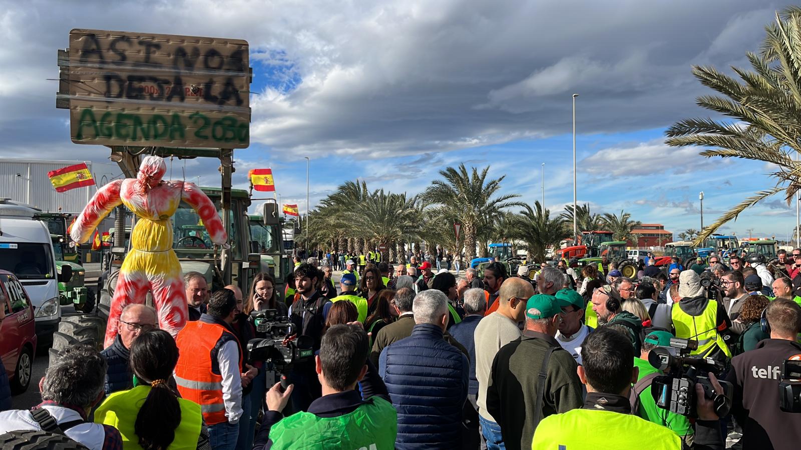 Las organizaciones agrarias califican de "histórica" la protesta celebrada este 16 de febrero en la Vega Baja ante la grave crisis del sector Las organizaciones agrarias califican de "histórica" la protesta celebrada este 16 de febrero en la Vega Baja ante la grave crisis del sector
