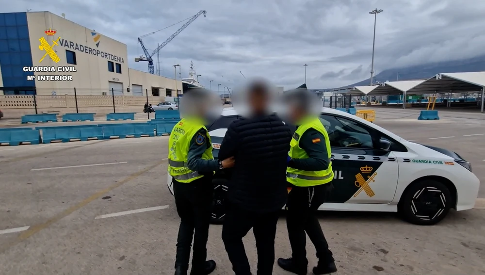 Agentes de la Guardia Civil conducen al detenido