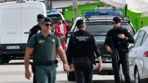 Imagen de archivo de agentes de la Policía Nacional y de la Guardia Civil en el transcurso de una operación conjunta Imagen de archivo de agentes de la Policía Nacional y de la Guardia Civil en el transcurso de una operación conjunta.