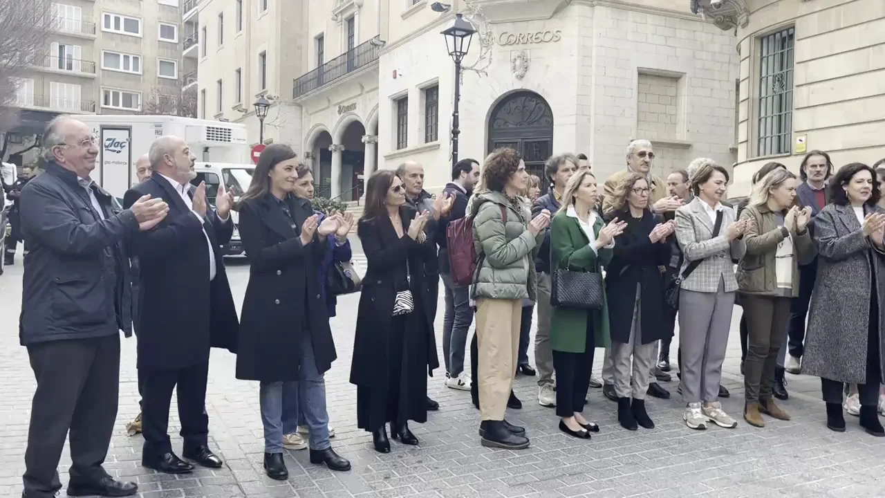 Medio centenar de policías y guardias civiles protestan frente a la Delegación del Gobierno en Palma Medio centenar de policías y guardias civiles protestan frente a la Delegación del Gobierno en Palma