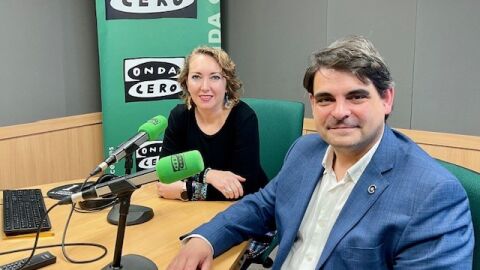 El presidente de la AECC en Baleares, Jos&eacute; Reyes, junto a Elka Dimitrova en Onda Cero Mallorca