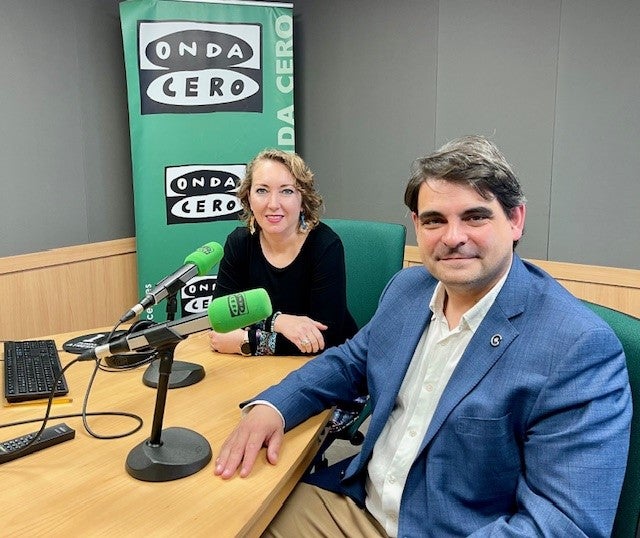 El presidente de la AECC en Baleares, José Reyes, junto a Elka Dimitrova en Onda Cero Mallorca El presidente de la AECC en Baleares, José Reyes, junto a Elka Dimitrova en Onda Cero Mallorca