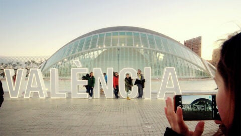 Turistas en la Ciudad de las Arts y de las Ciencias