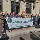 Concentración de la Policía Nacional y Guardia Civil frente a la subdelegación de gobierno de León
