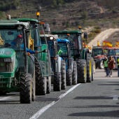 Una columna de tractores se dirige a la A-31 en el marco de las protestas por la crisis del campo