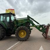 Un tractor corta una carretera en Alvarado (Badajoz) 