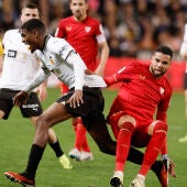 El defensa del Valencia Cristhian Mosquera lucha con Youssef En-Nesyri, delantero del Sevilla