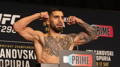 Ilia Topuria durante el pesaje antes de su pelea contra Volkanovski Ilia Topuria durante el pesaje antes de su pelea contra Volkanovski