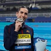 Dennis González posa con una de las medallas de plata ganadas en los Mundiales de Doha