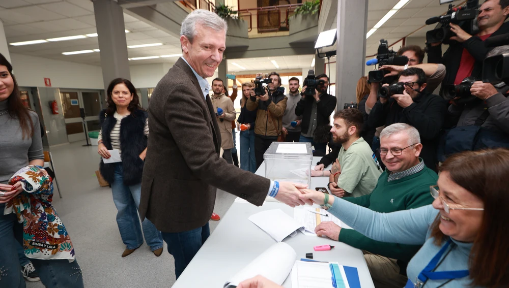 Alfonso Rueda vota en Pontevedra 