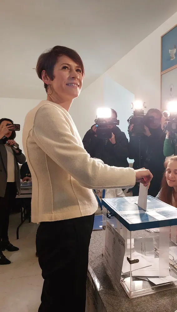La candidata del BNG, Ana Pontón, vota en Santiago de Compostela La candidata del BNG, Ana Pontón, vota en Santiago de Compostela