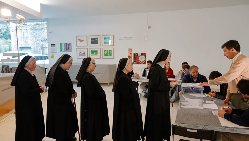 Monjas ejercen su derecho al voto en un colegio electoral en Santiago de Compostela