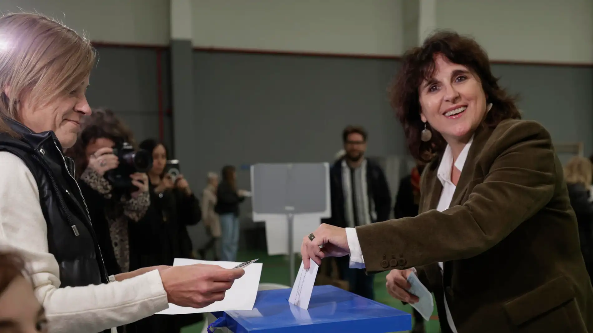 Isabel Faraldo vota en las Elecciones Galicia 2024