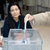 Una persona ejerce su derecho al voto en las elecciones en Galicia