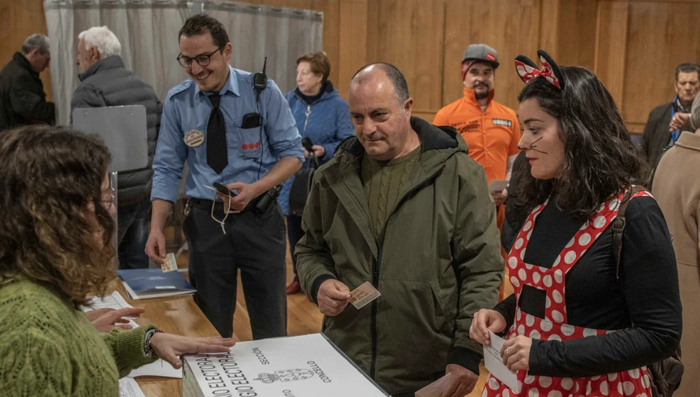 Varios votantes acuden disfrazados a un colegio electoral para votar en los comicios gallegos