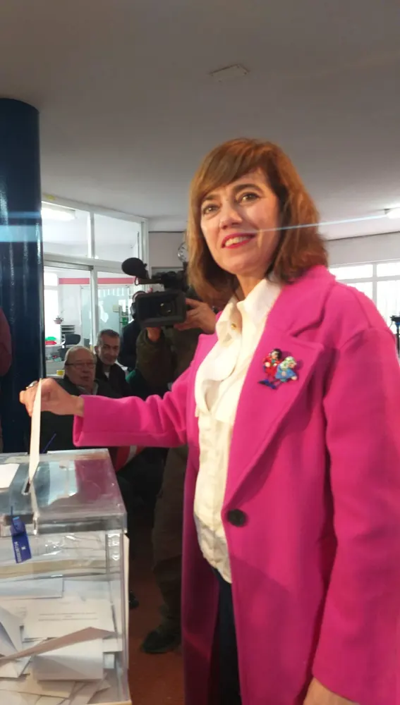 La candidata de Sumar, Marta Lois, ejerce su derecho al voto en Galicia