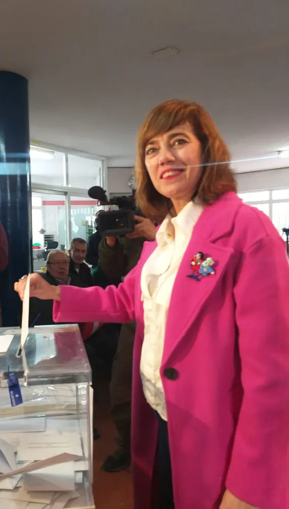 La candidata de Sumar, Marta Lois, ejerce su derecho al voto en Galicia La candidata de Sumar, Marta Lois, ejerce su derecho al voto en Galicia