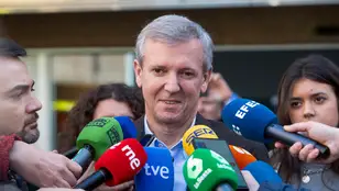 El candidato del PP a las elecciones gallegas, Alfonso Rueda, comparece ante los medios tras votar
