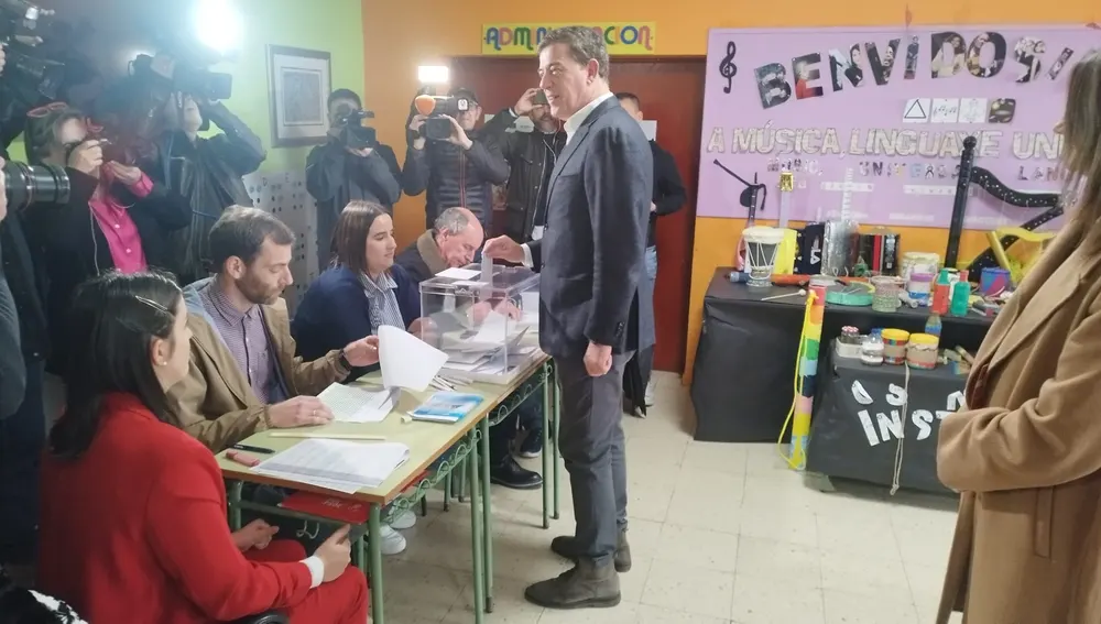 El candidato del PSOE a las elecciones de Galicia, José Ramón Gómez Besteiro, vota en su colegio electoral