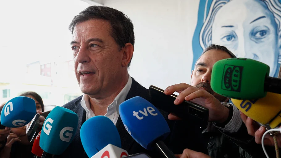 El candidato del PSdeG a la Presidencia de la Xunta, José Ramón Gómez Besteiro, después de votar en su colegio electoral