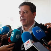 El candidato del PSdeG a la Presidencia de la Xunta, José Ramón Gómez Besteiro, después de votar en su colegio electoral El candidato del PSdeG a la Presidencia de la Xunta, José Ramón Gómez Besteiro, después de votar en su colegio electoral