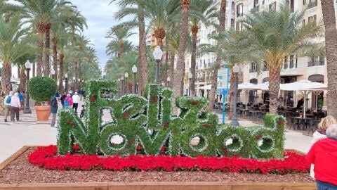 Un adorno navide&ntilde;o instalado en el centro de Alicante