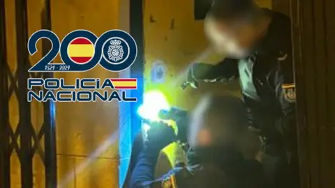 Agentes de la Policía Nacional en el bar al que entraron a robar los detenidos. Agentes de la Policía Nacional en el bar al que entraron a robar los detenidos.