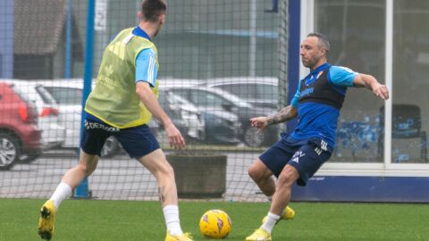 19-2 Dubasin y Cazorla, en un entrenamiento del Oviedo