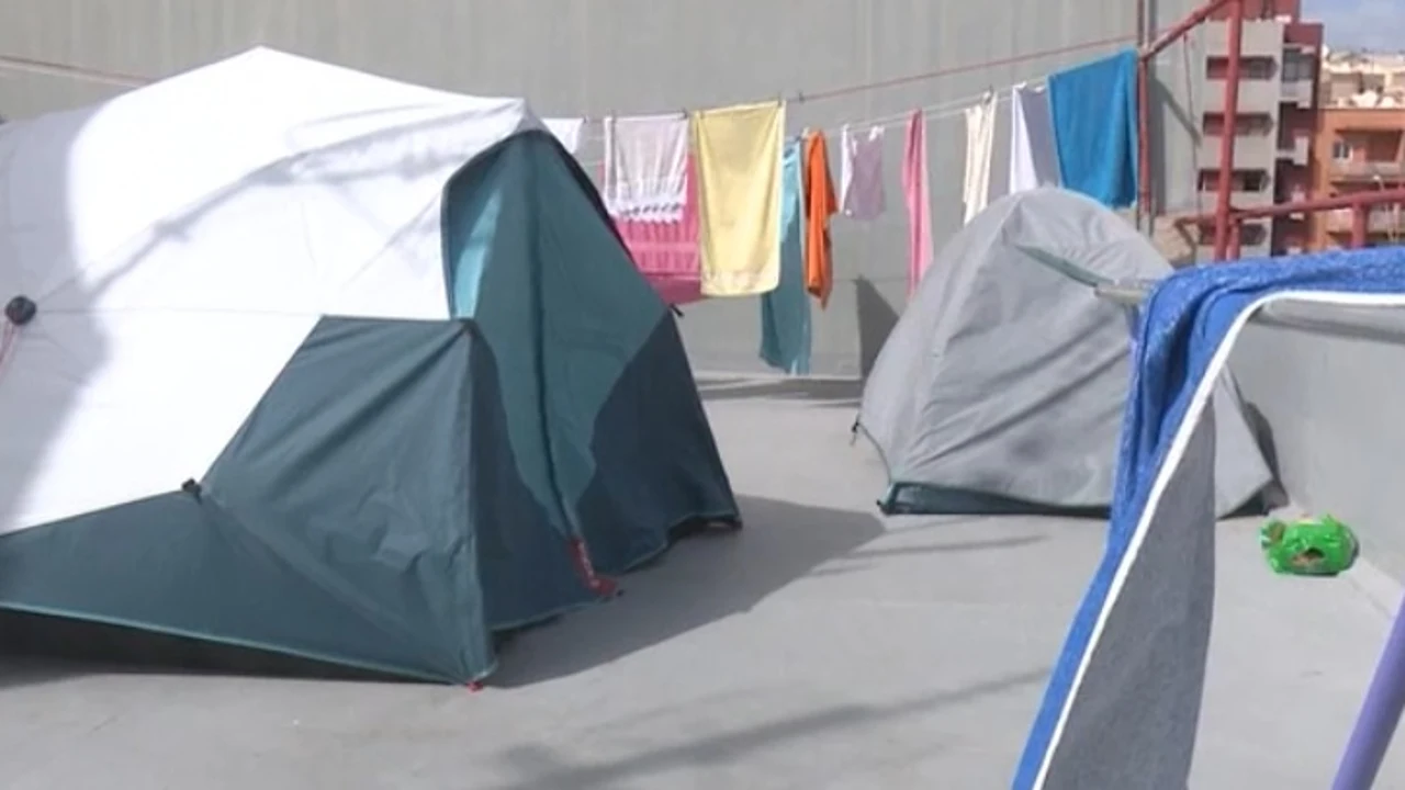 Estas tiendas de campaña se ofertaban por 12 euros la noche en una azotea de Santa Cruz de Tenerife