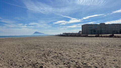 La playa de Les Deveses de Dénia recupera la arena 