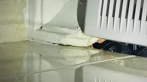 Cámara de vídeo oculta en la rejilla de ventilación del cuarto de baño del bar de Elche. Cámara de vídeo oculta en la rejilla de ventilación del cuarto de baño del bar de Elche.