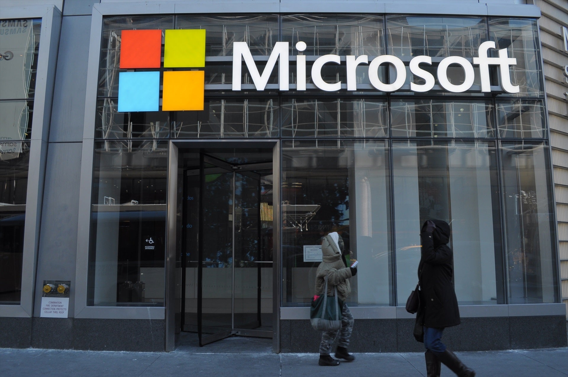 Microsoft se alía con 16 empresas para crear en España un centro de innovación en IA Microsoft se alía con 16 empresas para crear en España un centro de innovación en IA