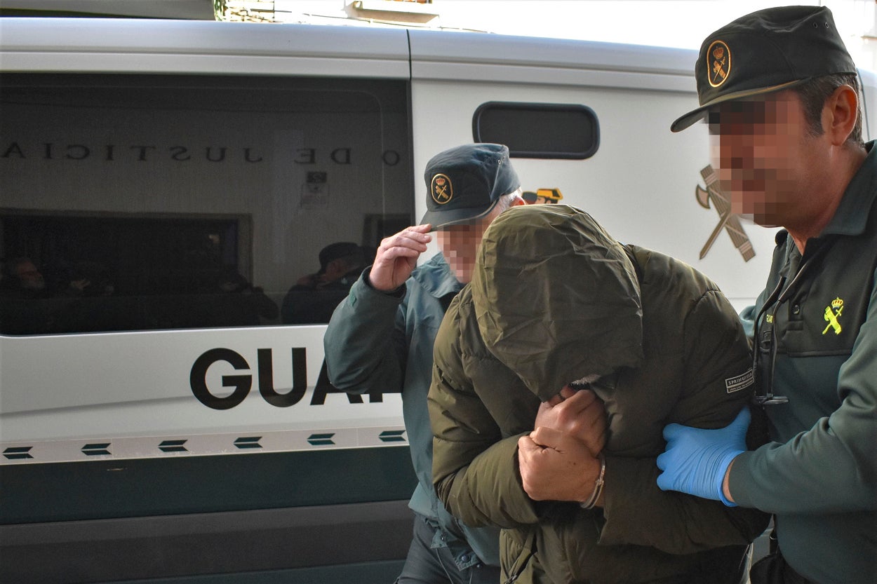 Detienen a un cura y a su pareja en Don Benito por traficar con Viagra y otros potentes afrodisiacos Detienen a un cura y a su pareja en Don Benito por traficar con Viagra y otros potentes afrodisiacos