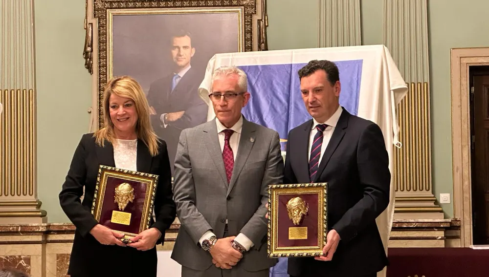 El hermano mayor de La Redención, Rafael Domínguez, junto a la alcaldesa de Huelva, Pilar Miranda, y al presidente del Puerto, Alberto Santana.