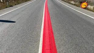 La línea roja pintada en la A-355.