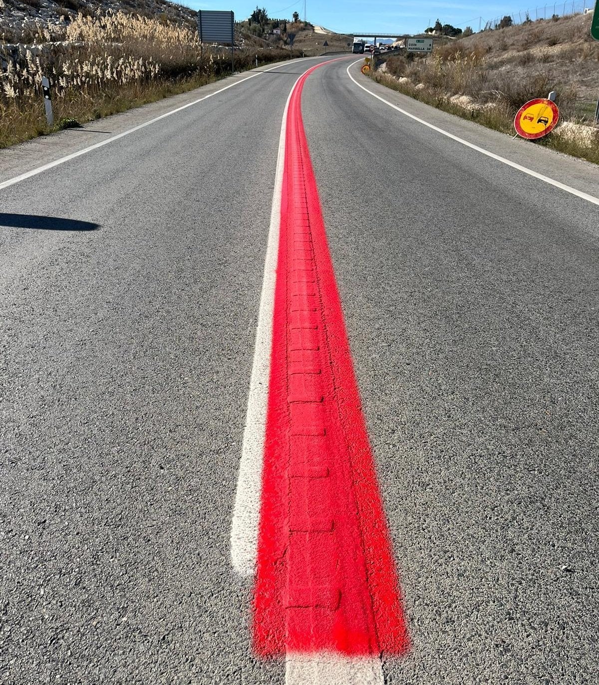 Qué significa la nueva línea roja que la DGT ha pintado en las carreteras Qué significa la nueva línea roja que la DGT ha pintado en las carreteras