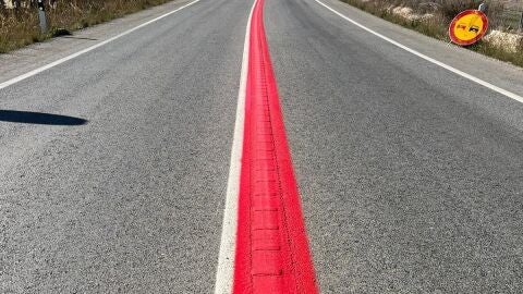 "Qué significa la nueva línea roja de la DGT en las carreteras" "Qué significa la nueva línea roja de la DGT en las carreteras"