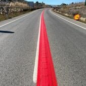 La línea roja pintada en la A-355.
