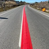 La línea roja pintada en la A-355. La línea roja pintada en la A-355.