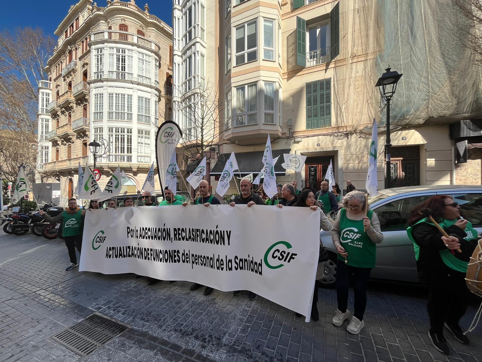 El personal sanitario exige en Palma la adecuación de los grupos: "¡Ministra García, funciones al día!" El personal sanitario exige en Palma la adecuación de los grupos: "¡Ministra García, funciones al día!"
