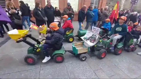 Vídeo: "Tractorada" infantil por las calles de Palencia Vídeo: "Tractorada" infantil por las calles de Palencia