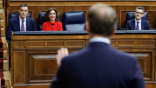 El l&iacute;der popular, Alberto N&uacute;&ntilde;ez Feij&oacute;o (d), interpela al presidente del Gobierno, Pedro S&aacute;nchez (i), en presencia de los ministros de Hacienda, Mar&iacute;a Jes&uacute;s Montero, y de Presidencia, Justicia y Relaciones con las Cortes, F&eacute;lix Bola&ntilde;os, durante la sesi&oacute;n de control al Gobierno, este mi&eacute;rcoles, en el Congreso de los Diputados. 