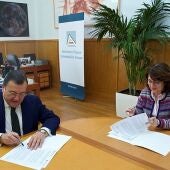Antonio Arias y Amparo Navarro en la firma de la renovación del convenio
