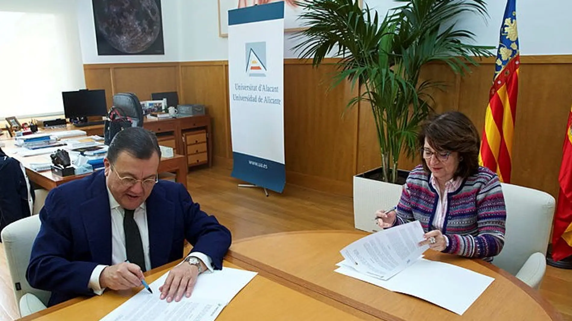 Antonio Arias y Amparo Navarro en la firma de la renovación del convenio